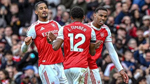  Arsenal sở hữu hàng thủ hay nhất lịch sử Premier League?